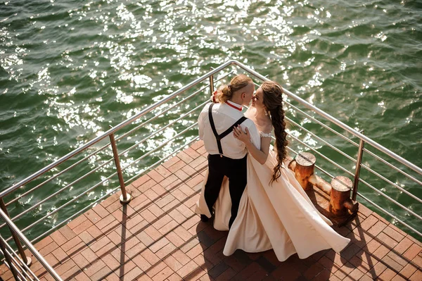 Gelukkig getrouwd man en vrouw stond op de pier op het meer — Stockfoto