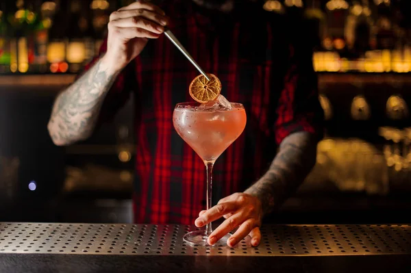 Barman Decorare Dolce Cocktail Alcolico Con Una Fetta Arancia Secca — Foto Stock