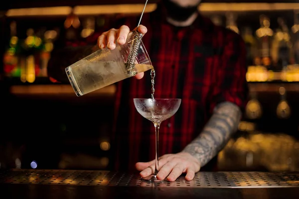 Cantinero Vertiendo Cóctel Alcohólico Vaso Vacío Mostrador Del Bar Contra — Foto de Stock