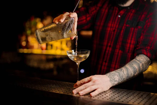 Barman Vertiendo Cóctel Alcohólico Una Elegante Copa Mostrador Del Bar — Foto de Stock