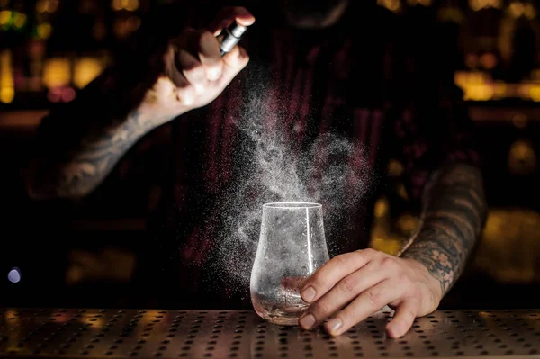 Barman Beregening Bitter Een Lage Lege Cocktailglas Balk Strijd Tegen — Stockfoto