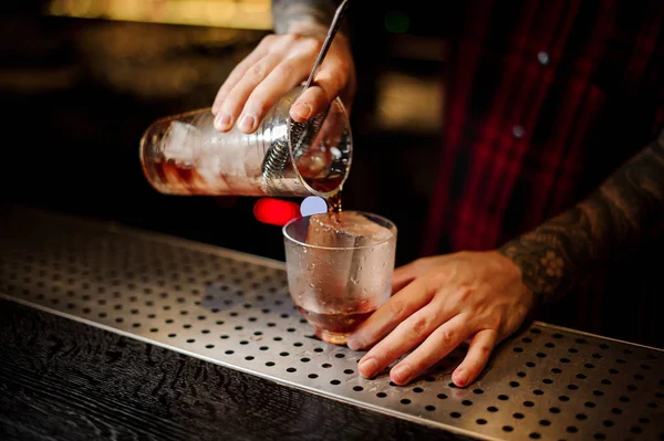 Barman Vertiendo Cóctel Whisky Fresco Fuerte Vaso Con Gran Cubo — Foto de Stock