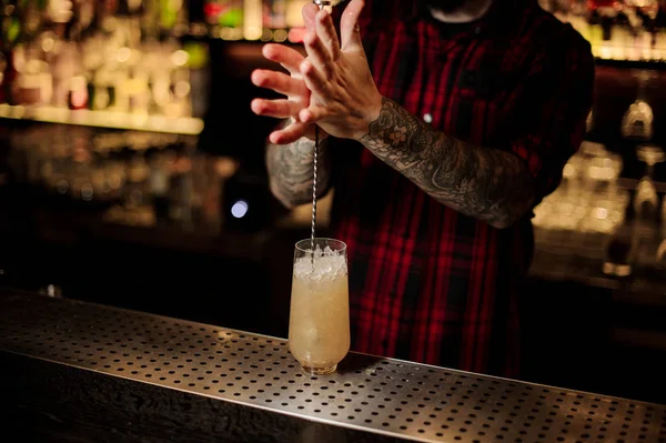 Barman Revolviendo Fresco Cóctel Jugoso Alcohólico Amarillo Dulce Con Hielo — Foto de Stock