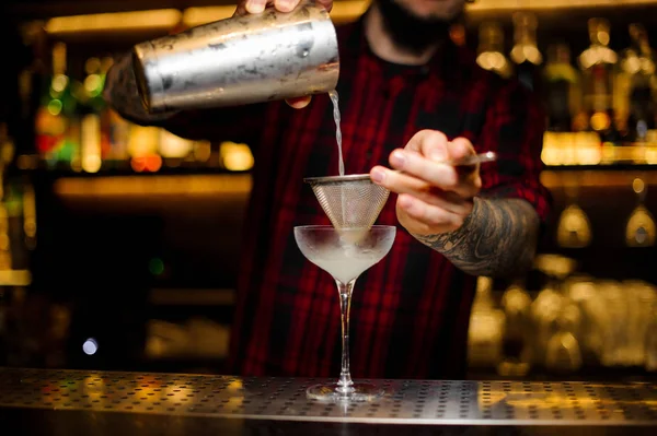 Barman Verser Une Boisson Alcoolisée Fraîche Dans Verre Élégant Aide — Photo