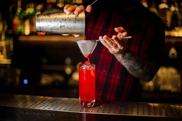 Barman Rode Zoete Sappige Drankje Een Cocktailglas Met Behulp Van — Stockfoto