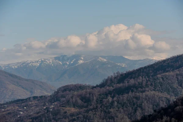 Bedårande utsikt på Kaukasus bergen under klar himmel — Stockfoto