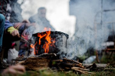 Kamp ateşi arkadaş grubu arka plan üzerinde siyah pan ayakta