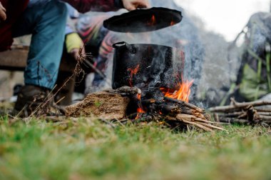 Şenlik pan yerleştirerek kapak tutan çocuk