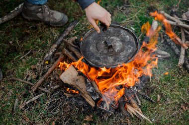 Şenlik üzerinde siyah pan duran yerleştirerek kapak