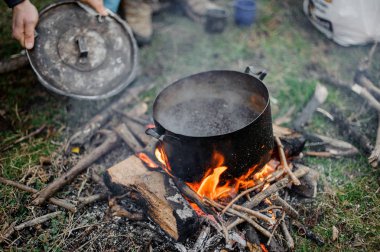 Bir kapak ile bir darbe şenlik pan sallayarak adam