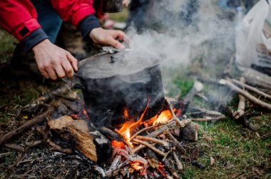 Şenlik üzerinde duran bir kapak siyah üzerine yerleştirerek adam pan