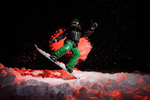 Snowboardermädchen Grüner Sportbekleidung Springt Der Nacht Auf Der Bergschanze Vor — Stockfoto