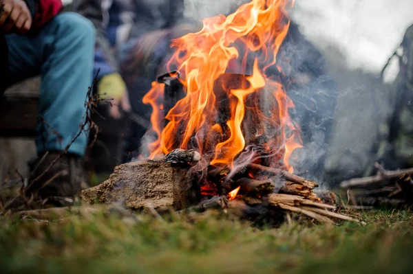Pan ateşin ortasına arka plan arkadaş grubunun üzerinde duran