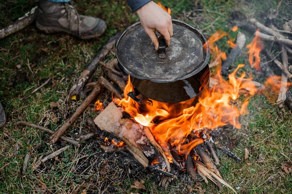Şenlik üzerinde duran bir kapak siyah üzerine yerleştirerek adam pan