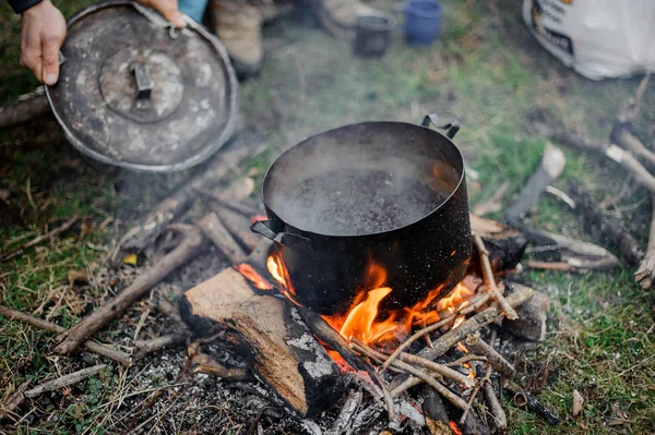Bir kapak ile bir darbe şenlik pan sallayarak adam