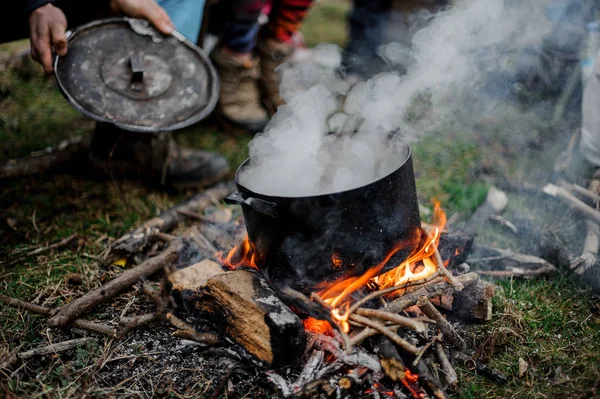 Bir kapak ile bir darbe şenlik pan sallayarak çocuk