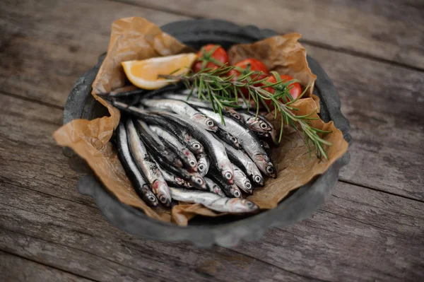 Anchovas frescas em chapa com alecrim, tomate cereja e limão — Fotografia de Stock