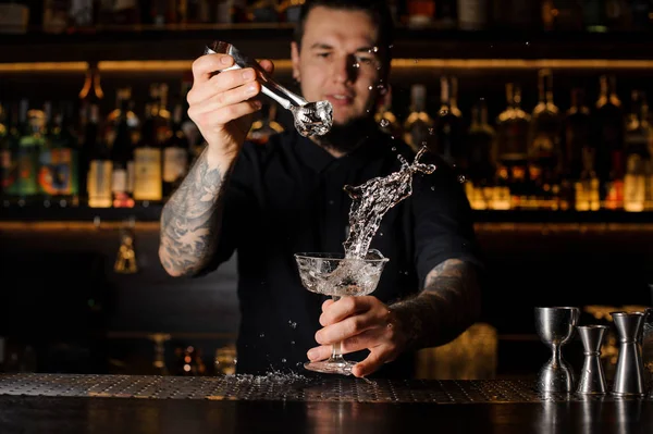 Barmen Bir Alkolik Için Ekleme Bir Buz Küpü Çubuğundaki Sıçrama — Stok fotoğraf