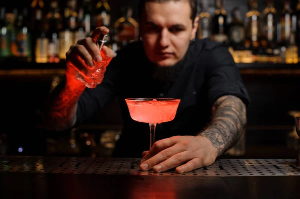 Bartender Holding Delicious Cocktail Special Vaporizer Bar Counter Blurred Background — Stock Photo, Image