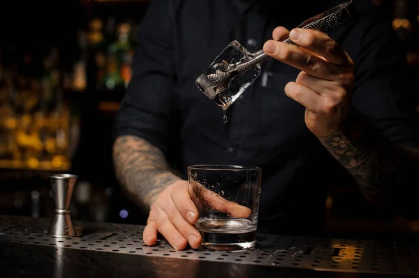 Μπάρμαν Προσθέτοντας Μια Αλκοολούχα Πιείτε Στο Ποτήρι Ένα Μεγάλο Παγάκι — Φωτογραφία Αρχείου