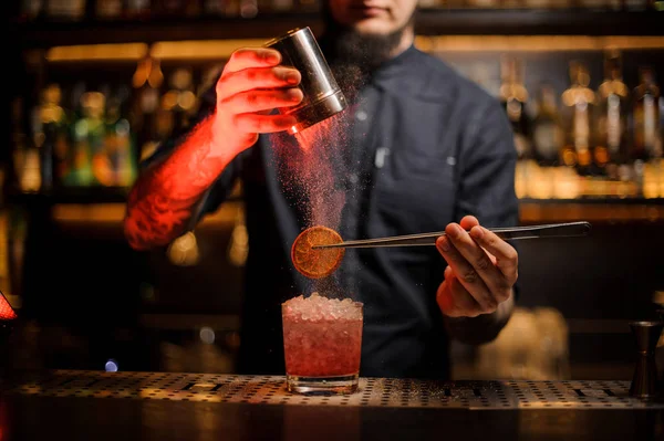 Barkeeper Fügt Einem Getränk Glas Eine Getrocknete Orange Mit Pinzette — Stockfoto