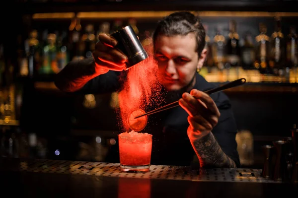 Barman Toe Voegen Aan Een Alcoholische Drank Het Glas Een — Stockfoto