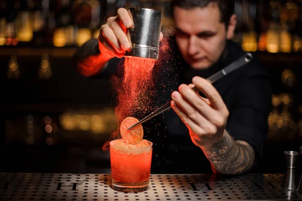 Professionele Barman Toe Voegen Aan Een Alcoholische Cocktail Het Glas — Stockfoto