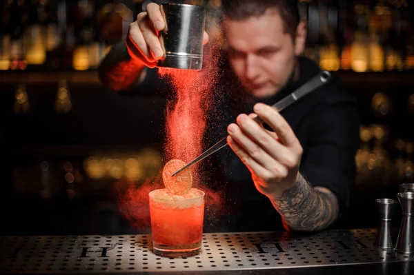 Barman Profesional Añadiendo Cóctel Alcohólico Vaso Una Naranja Seca Con — Foto de Stock
