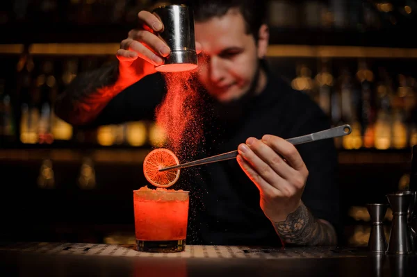 Barman Añadiendo Cóctel Alcohólico Vaso Una Naranja Seca Con Pinzas — Foto de Stock