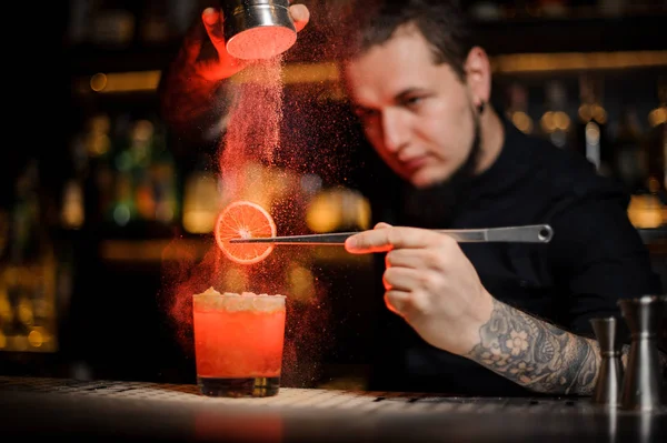 Tattooed Man Toe Voegen Aan Een Alcoholische Cocktail Het Glas — Stockfoto