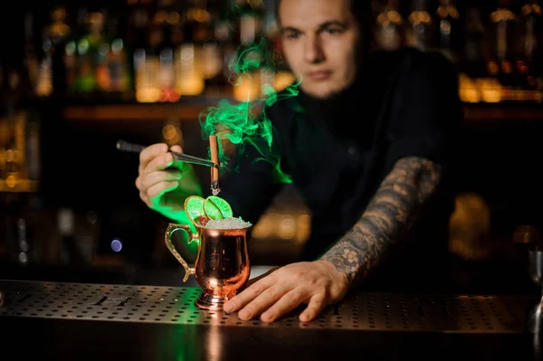 Barman Añadiendo Cóctel Vaso Cobre Con Una Canela Ahumada Aromática — Foto de Stock