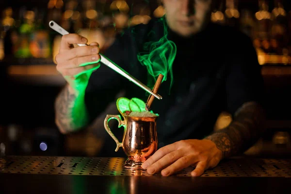 Professionele Barman Toe Voegen Aan Een Cocktail Cooper Glas Met — Stockfoto