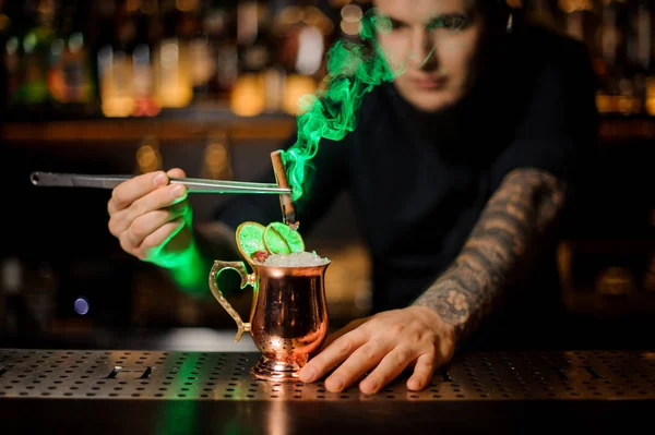 Professionele Mannelijke Barman Toe Voegen Aan Een Cocktail Cooper Glas — Stockfoto