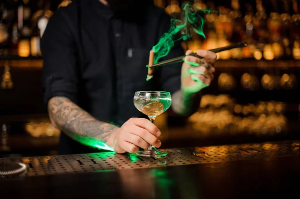 Männlicher Barkeeper Der Das Cocktailglas Mit Einem Getrockneten Orangefarbenen Geräucherten — Stockfoto