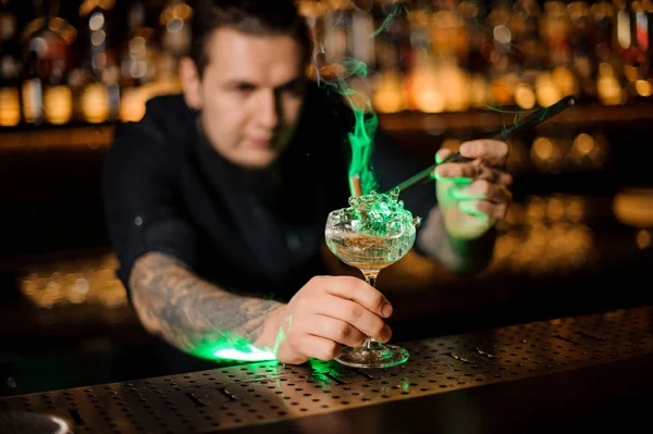 Barman Met Een Pincet Balk Aan Cocktailglas Met Een Gedroogde — Stockfoto