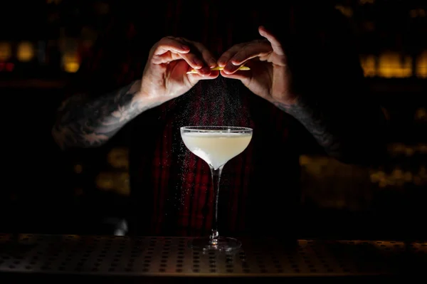 Barman Oranje Schil Sap Toe Voegen Aan Een Cocktail Het — Stockfoto