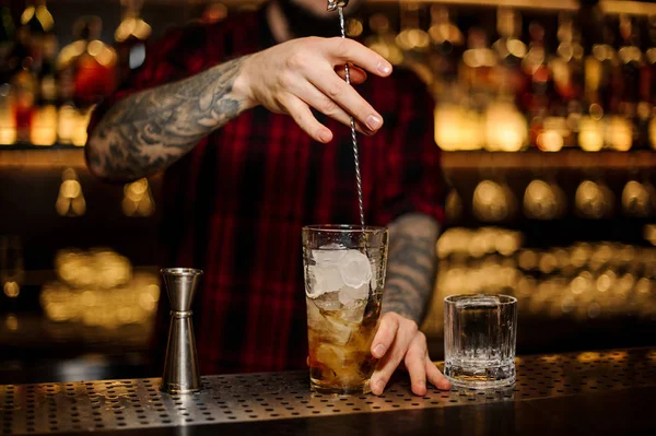 Cantinero Revolviendo Cóctel Uñas Oxidadas Con Cuchara Vaso Medidor Mostrador — Foto de Stock