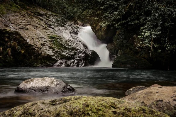 Peisajul apei care cade în lac în băile Afrodite — Fotografie, imagine de stoc