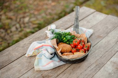 Lezzetli geleneksel Gürcü yemeği hafif bir masa örtüsü üzerinde tencerede Mchadi