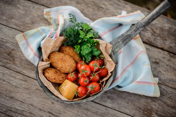 View from above on the traditional georgian dish Mchadi in the pot on a light striped tablecloth — Stock Photo, Image