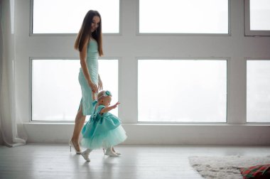 Anne tut kızı el ve odaya yürüyüş