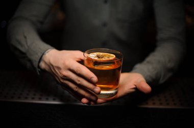 Kahverengi lezzetli bir kokteyl hizmet veren profesyonel barmen