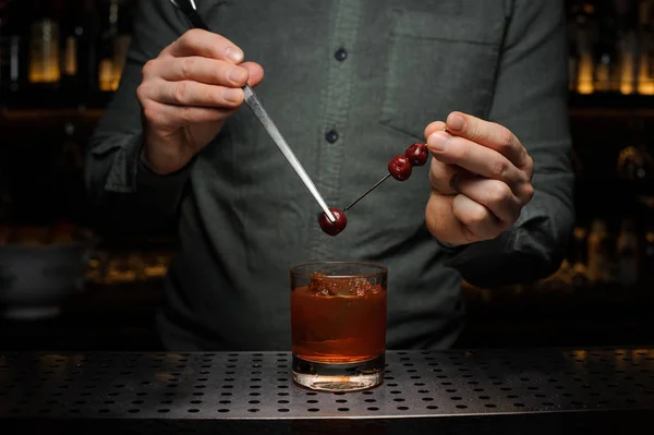Professionell bartender att ta bort bären från vaktmästare och sätta i i cocktal glas — Stockfoto