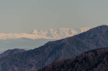 Karlı Kafkas Dağları üzerinde çok güzel nefes kesen manzarası