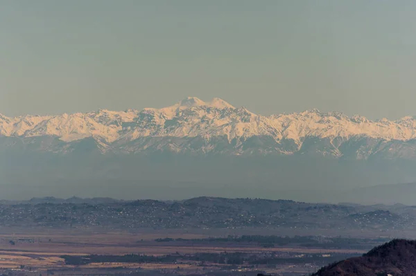 Adembenemend uitzicht op de besneeuwde bergen van de Kaukasus onder de hemel — Stockfoto