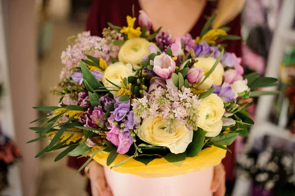 Belle boîte ronde avec bouquet de fleurs — Photo