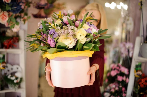 Hermosa caja redonda con ramo de flores —  Fotos de Stock
