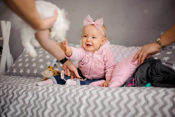 Linda niña quiere jugar con conejo blanco — Foto de Stock