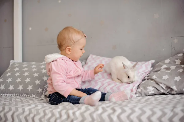 흰 토끼가지고 노는 귀여운 소녀 — 스톡 사진