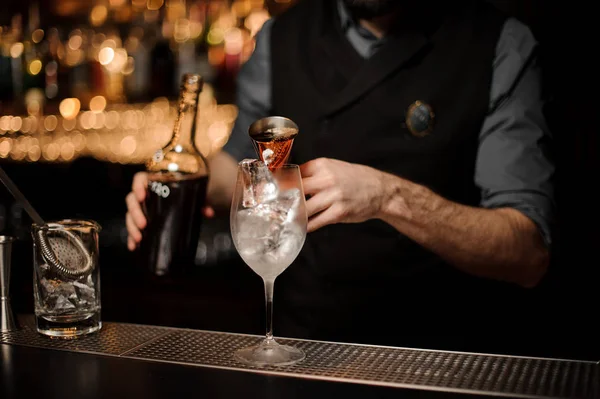 Barista versando un delizioso cocktail dal jigger acciaio — Foto Stock
